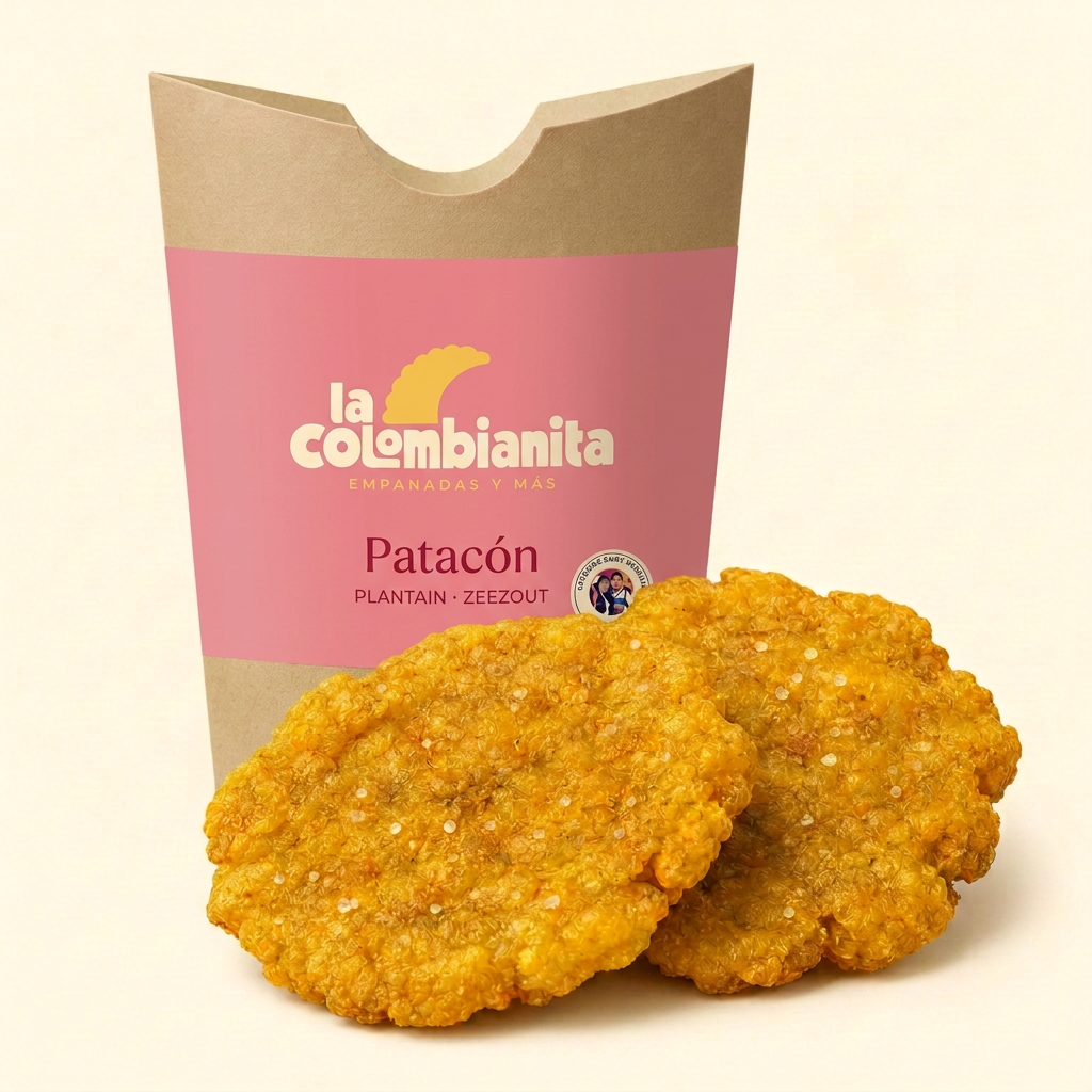 Twee goudgele patacones voor een mintgroene verpakking met logo en de productnaam Patacón