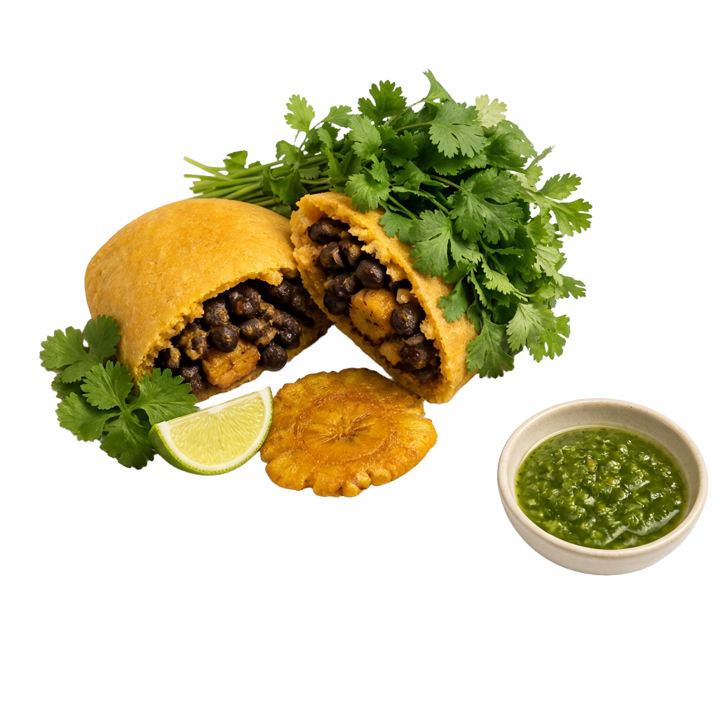 Cut-out van een goudgele maïsempanada La Vegana met boon en bakbanaan en een schaaltje verse groene ají
