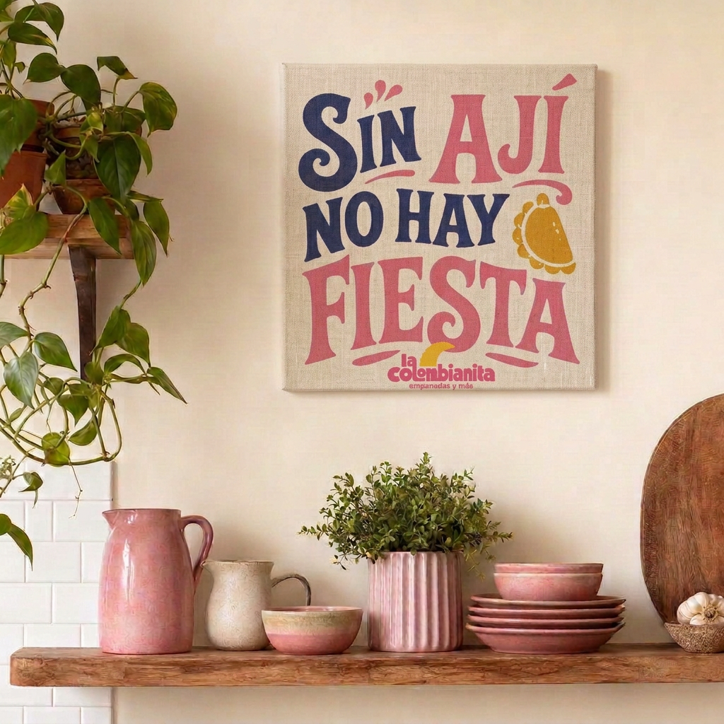 Wandpaneel met SIN AJÍ NO HAY FIESTA aan een crème keukenmuur